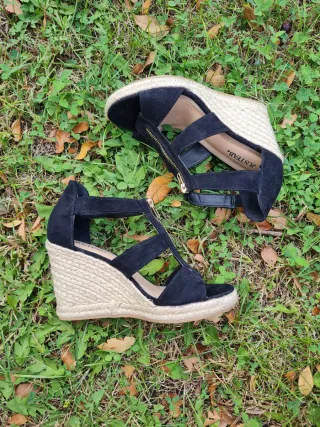 Sandalias cuña negras y beige