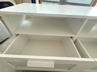 Mueble TV blanco con cajones