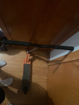 Patinete scooter naranja y negro