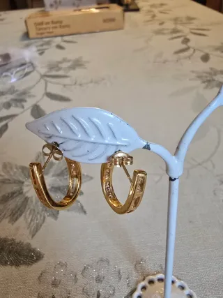 Pendientes tipo aro con circonitas.  Bisutería 
