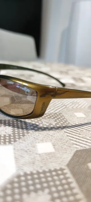 Gafas de sol Arnette verde oscuro y doradas