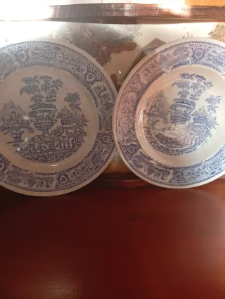 Piatti antichi decorati blu e bianchi