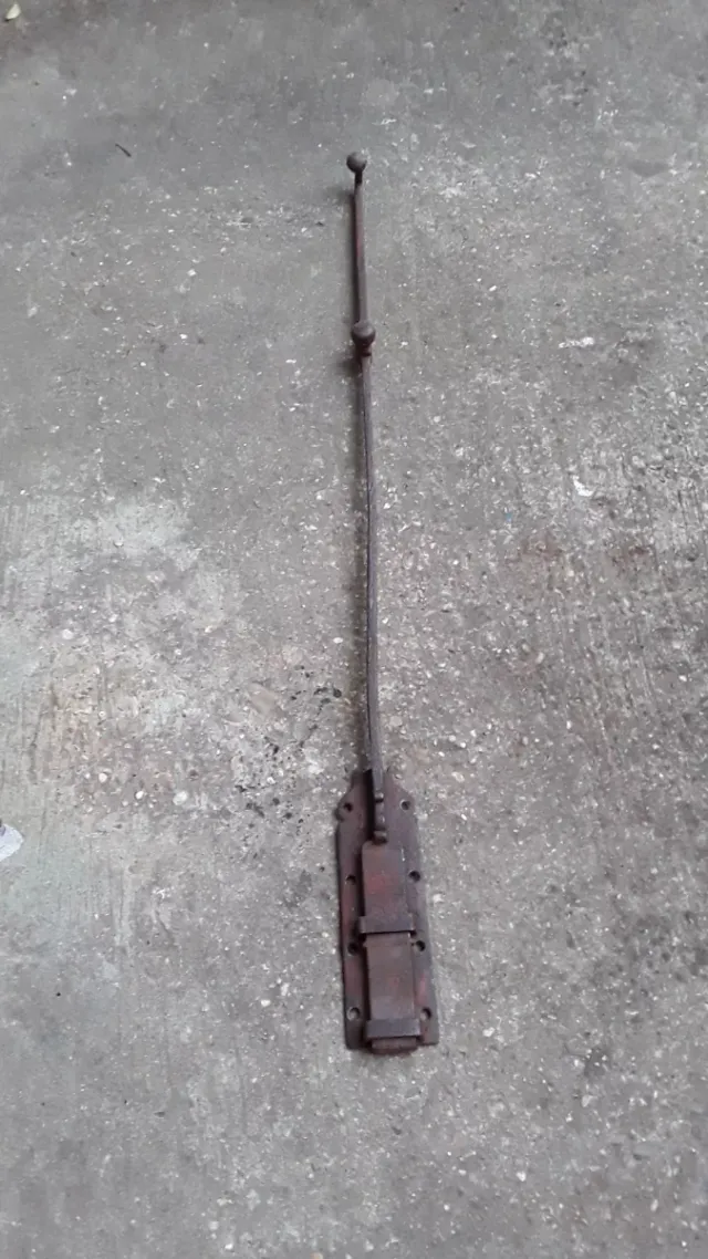 Cerrojo antiguo grande para portón