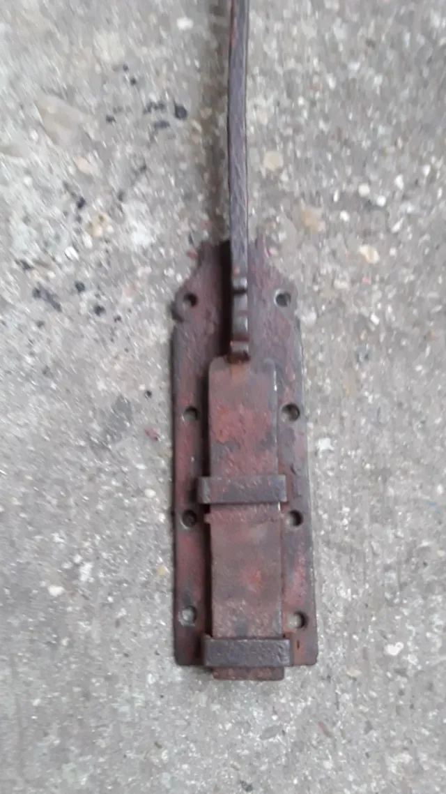 Cerrojo antiguo grande para portón