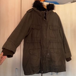 Abrigo verde con capucha y pelo