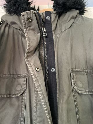 Abrigo verde con capucha y pelo