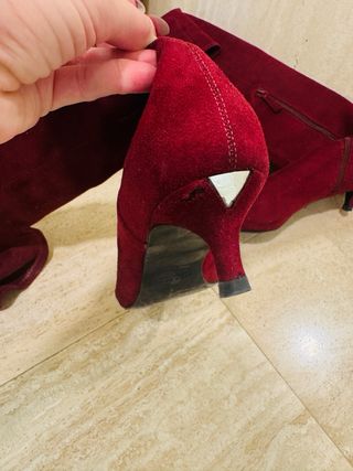 Botas altas burdeos Zara