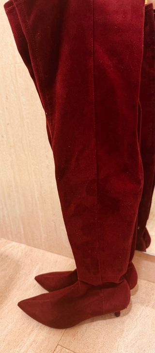 Botas altas burdeos Zara