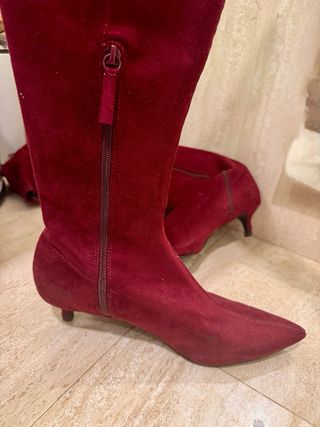 Botas altas burdeos Zara