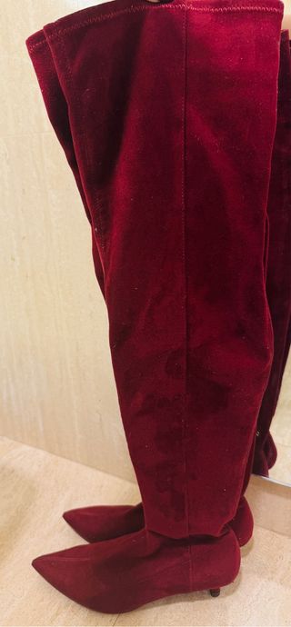 Botas altas burdeos Zara
