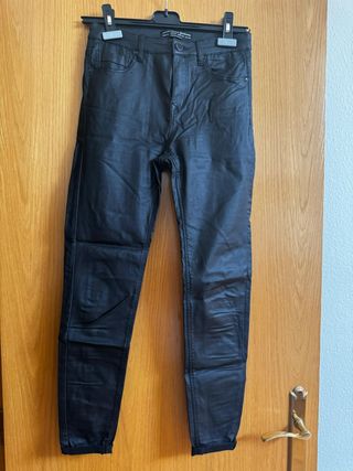 Pantalón efecto piel Stradivarius negro