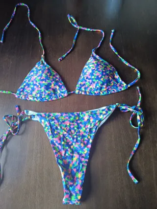 Bikini multicolor con estampado de puntos