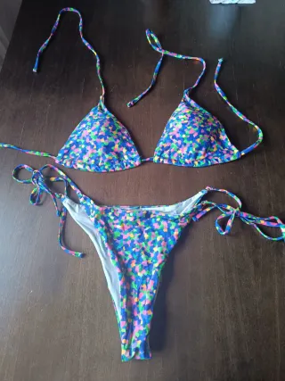 Bikini multicolor con estampado de puntos