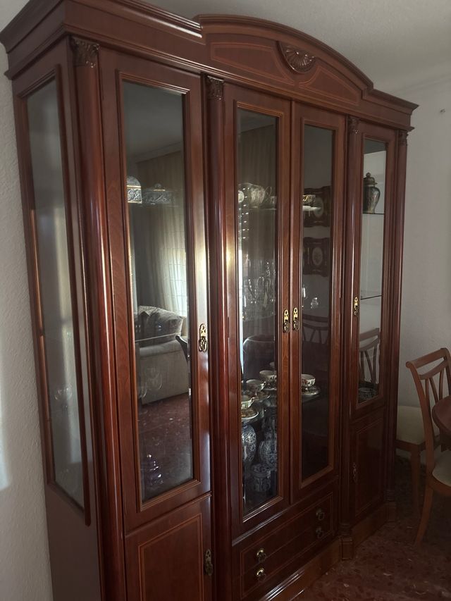 Armario de madera y cristal