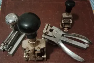 Lote de 4 antigüedades: sellos numeradores automát