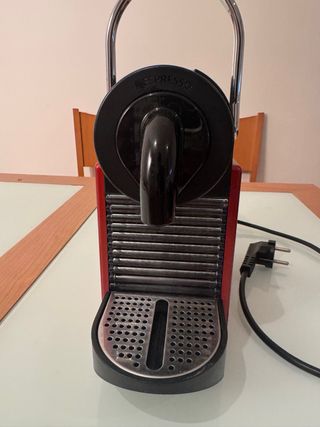 Cafetera Nespresso DeLonghi Roja