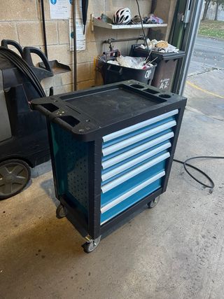 Carro de herramientas azul con ruedas
