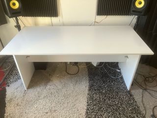 Escritorio blanco de madera para trabajo o estudio