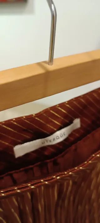 Falda Uterqüe plisada marrón y dorada