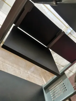 Mesa para ordenador con ruedas y pará tv