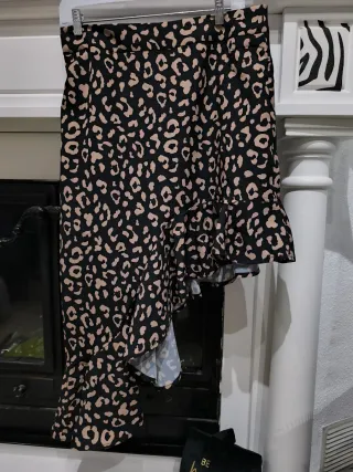 2 Faldas asimétricas estampadas.