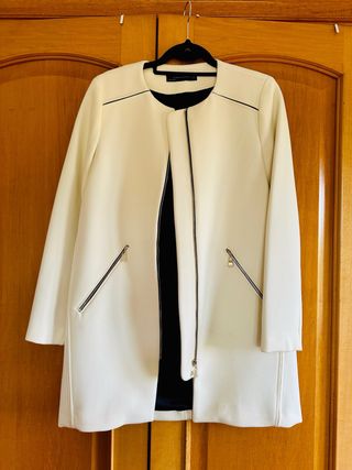 Chaqueta Zara cremalleras blanca y negra