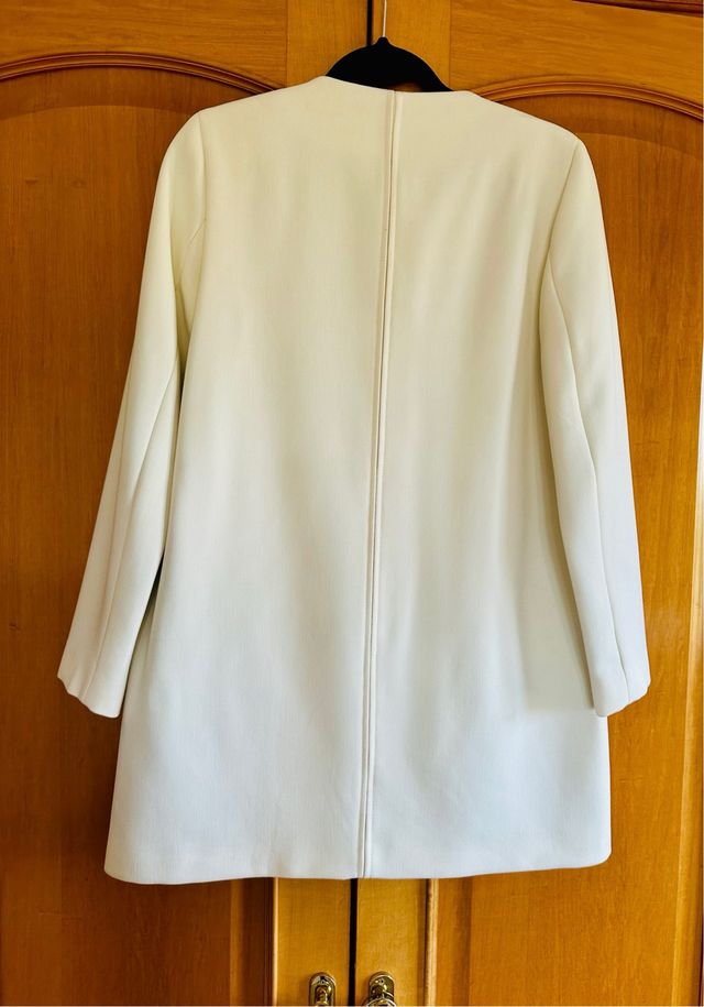 Abrigo de  Zara cremalleras blanca y negra