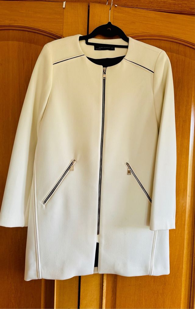 Abrigo de  Zara cremalleras blanca y negra