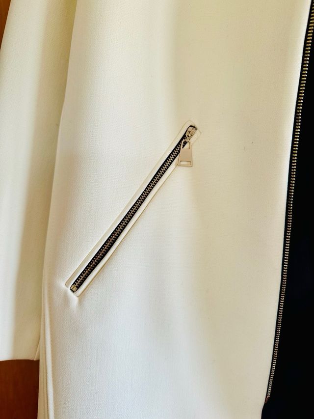 Abrigo de  Zara cremalleras blanca y negra