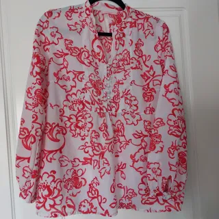 Blusa estampada floral roja y blanca