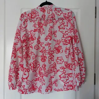 Blusa estampada floral roja y blanca