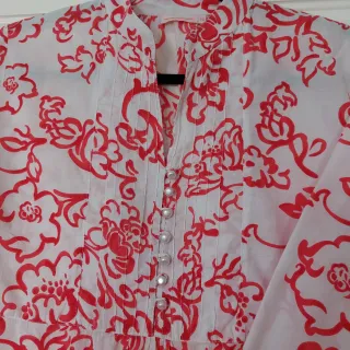 Blusa estampada floral roja y blanca