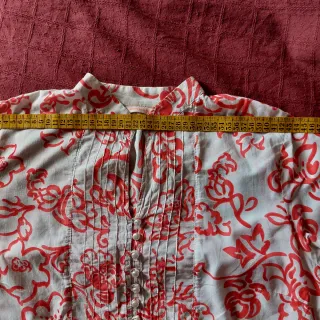 Blusa estampada floral roja y blanca