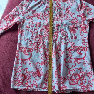 Blusa estampada floral roja y blanca