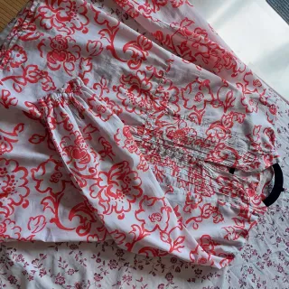 Blusa estampada floral roja y blanca