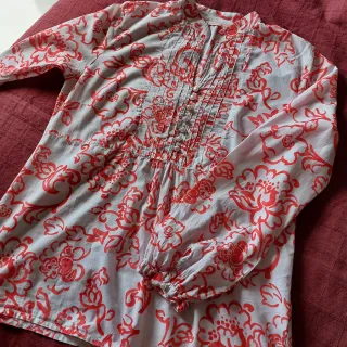 Blusa estampada floral roja y blanca