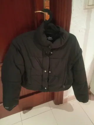 Abrigo acolchado Bershka negro talla M