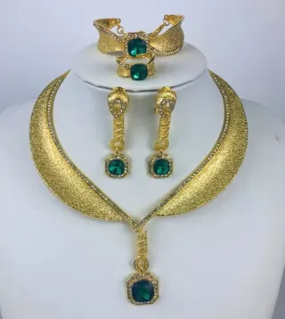 Conjunto Joyas Oro y Verde: Collar, Pendientes, An