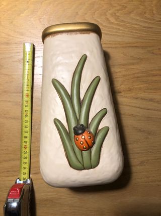 Vaso Thun con coccinella e erba