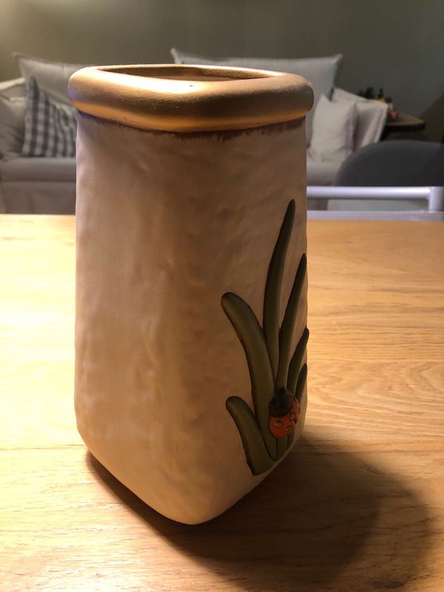 Vaso Thun con coccinella e erba