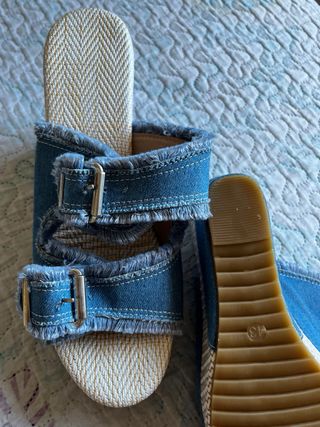 Sandalias de cuña vaqueras con hebillas