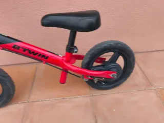 Bicicleta sin pedales Btwin roja