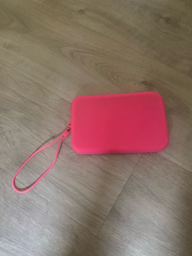 Bolso impermeable rosa con asa.