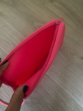 Bolso impermeable rosa con asa.