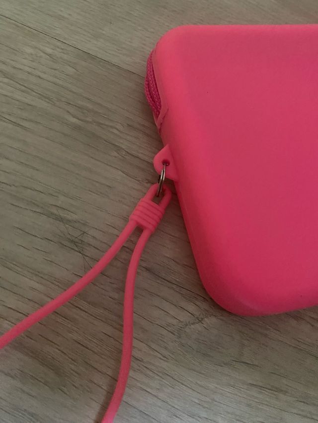 Bolso impermeable rosa con asa.