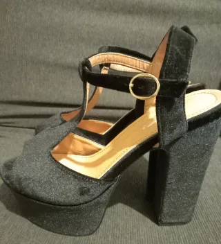 Scarpe con tacco largo nere