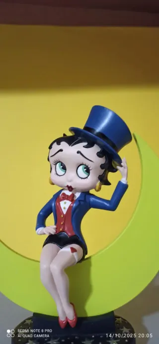 Statuina di Betty Boop su Luna