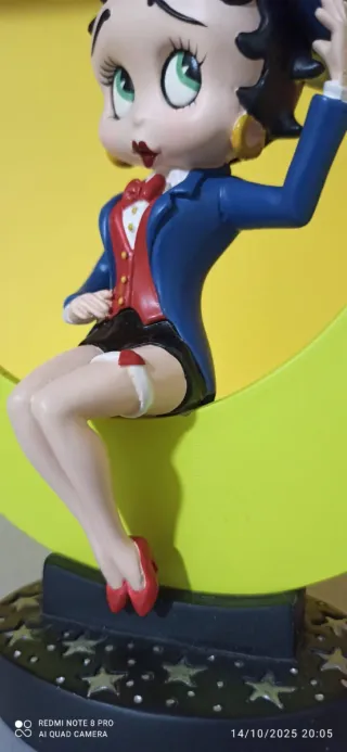 Statuina di Betty Boop su Luna
