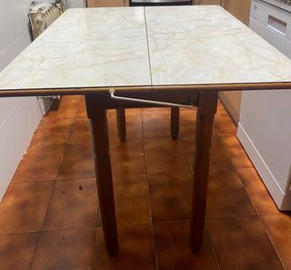 Mesa de cocina extensible con cajón
