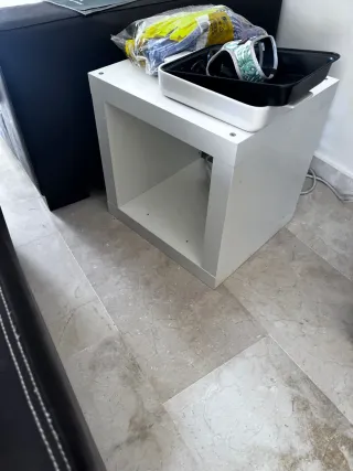 Estantería blanca de madera y plástico